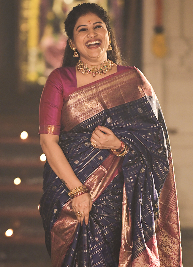 Singer Mangli Stuns in a Silk Saree14