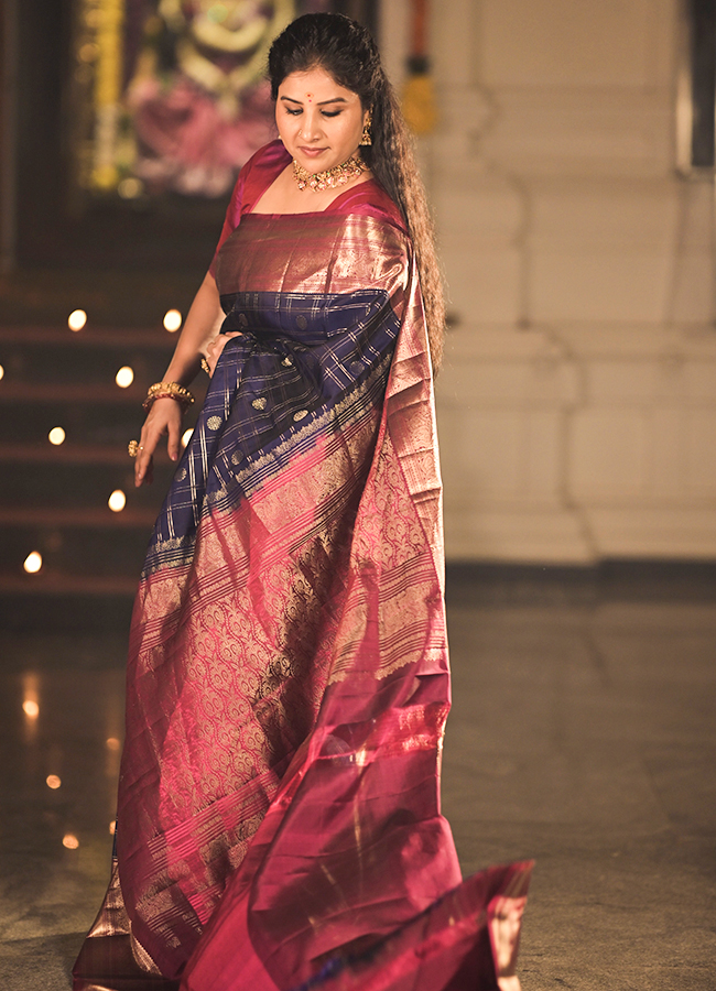 Singer Mangli Stuns in a Silk Saree15