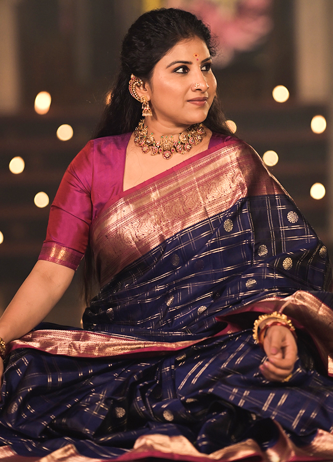 Singer Mangli Stuns in a Silk Saree16