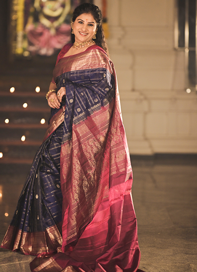 Singer Mangli Stuns in a Silk Saree3