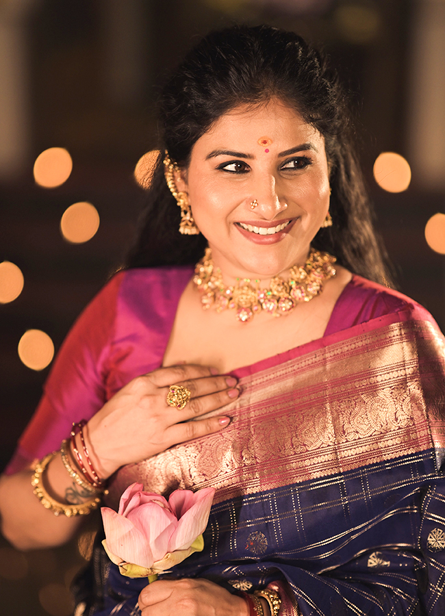 Singer Mangli Stuns in a Silk Saree4