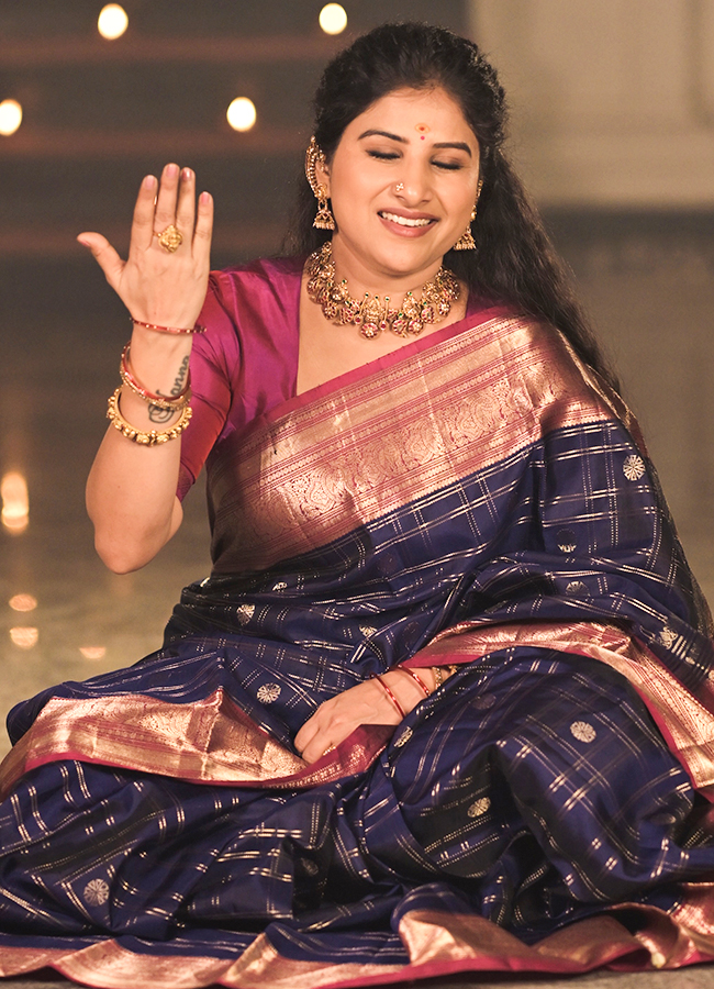 Singer Mangli Stuns in a Silk Saree6