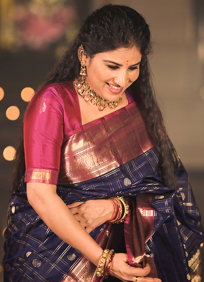 Singer Mangli Stuns in a Silk Saree7
