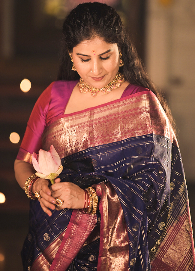 Singer Mangli Stuns in a Silk Saree8