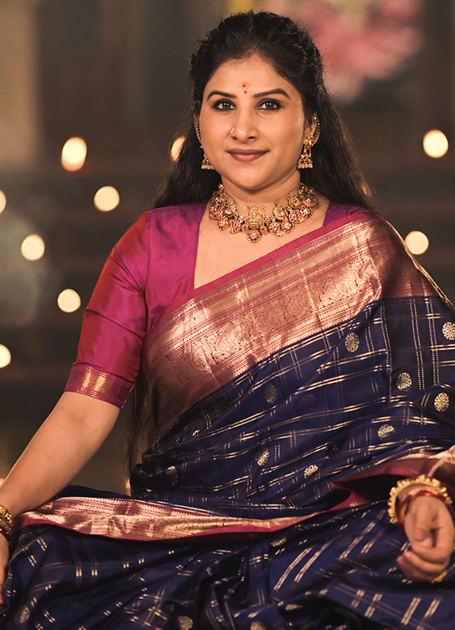 Singer Mangli Stuns in a Silk Saree10