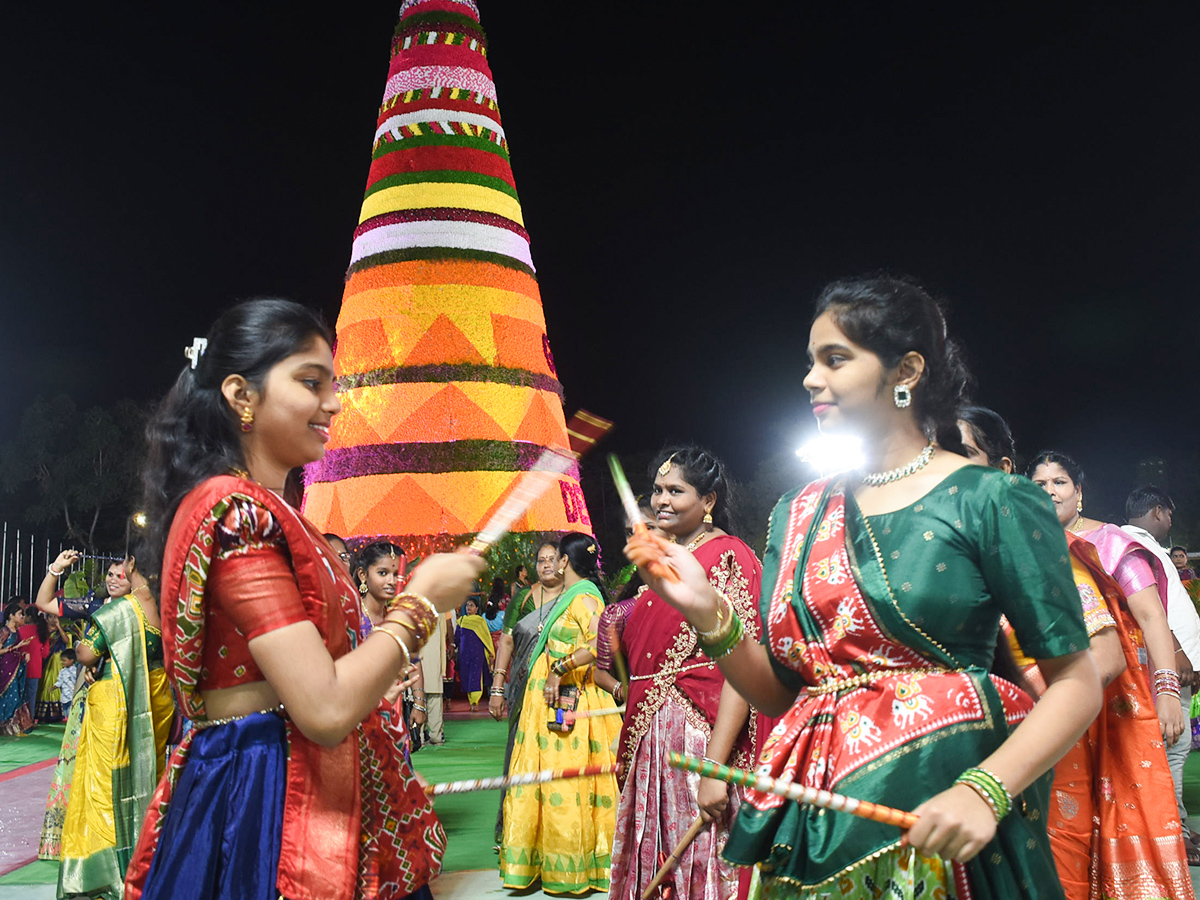 CP Sajjanar Dance At Bathukamma Event: Photos2