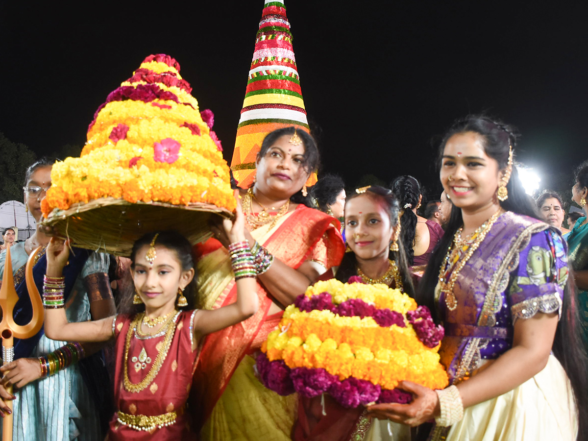 CP Sajjanar Dance At Bathukamma Event: Photos12