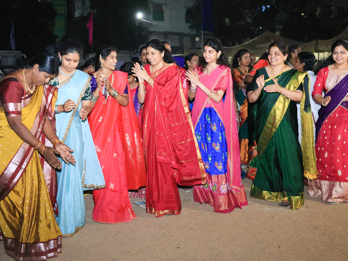 CP Sajjanar Dance At Bathukamma Event: Photos15
