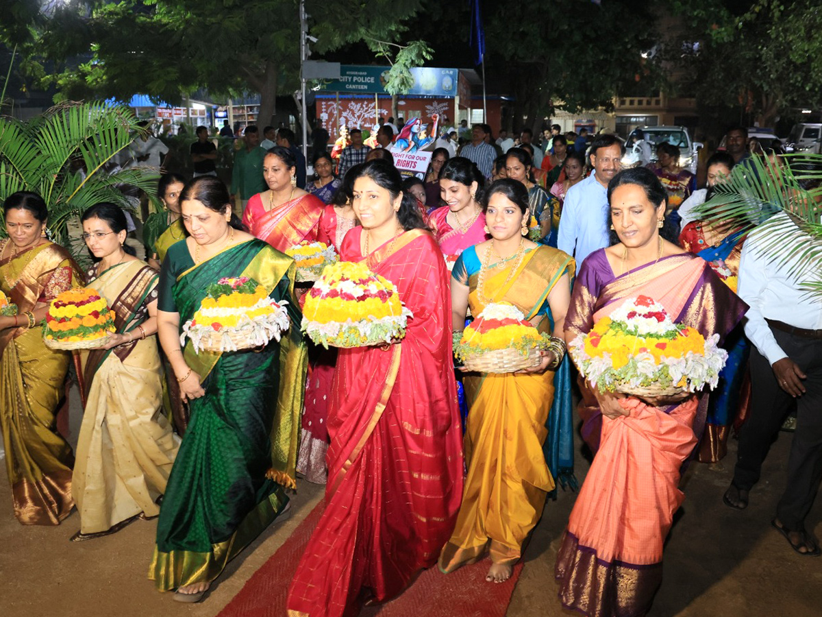 CP Sajjanar Dance At Bathukamma Event: Photos9
