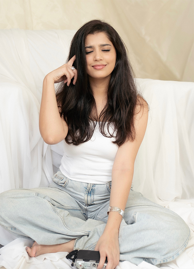 Actress Devika Bhatt Tollywood New Movie Viral Photos14