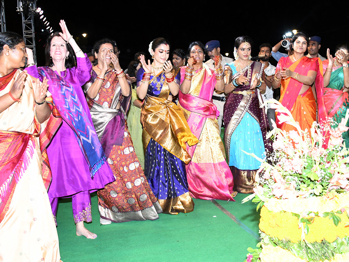 Vijay and Rashmika participated Bathukamma celebrations in Tank Bund10