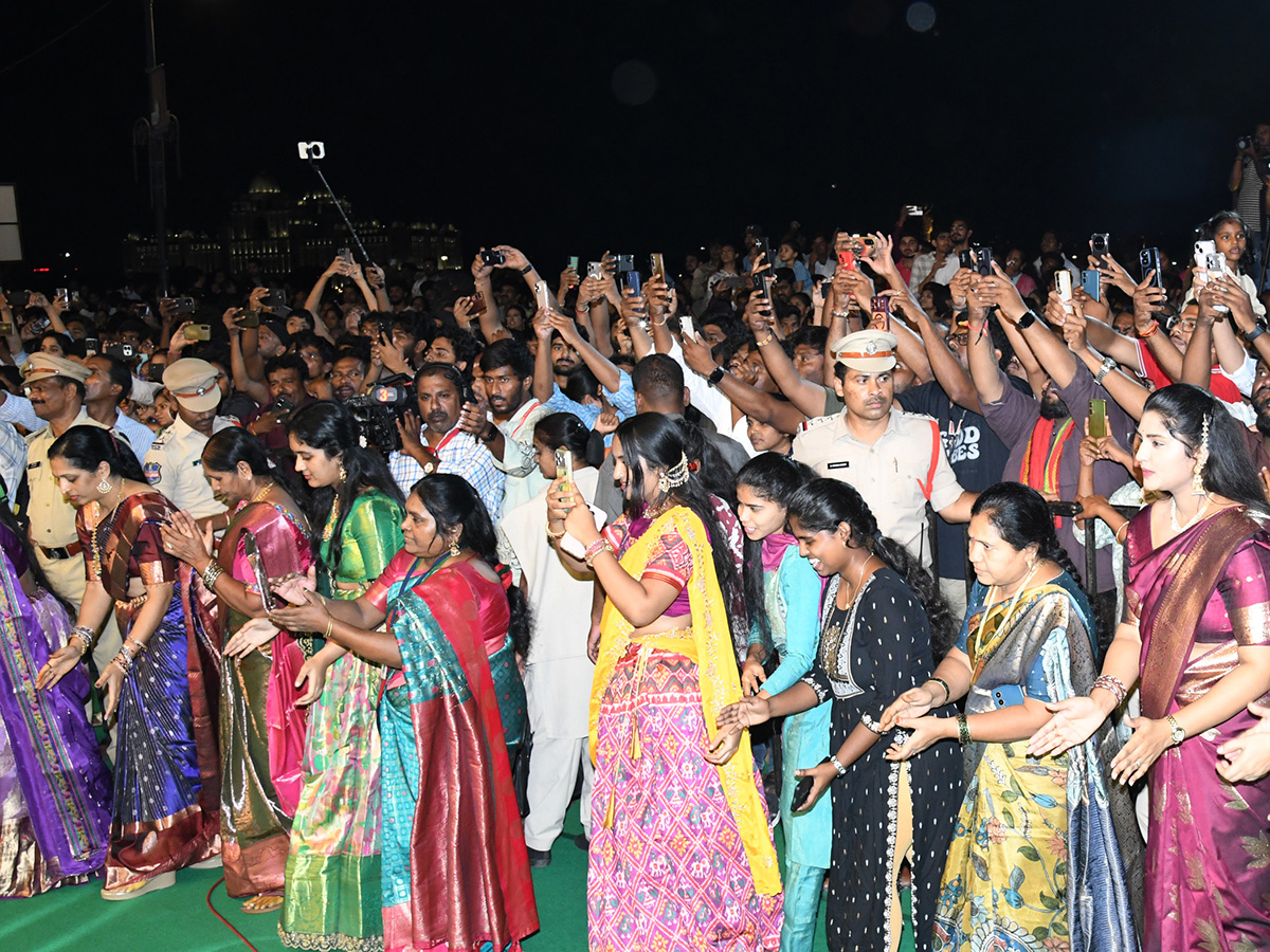 Vijay and Rashmika participated Bathukamma celebrations in Tank Bund11