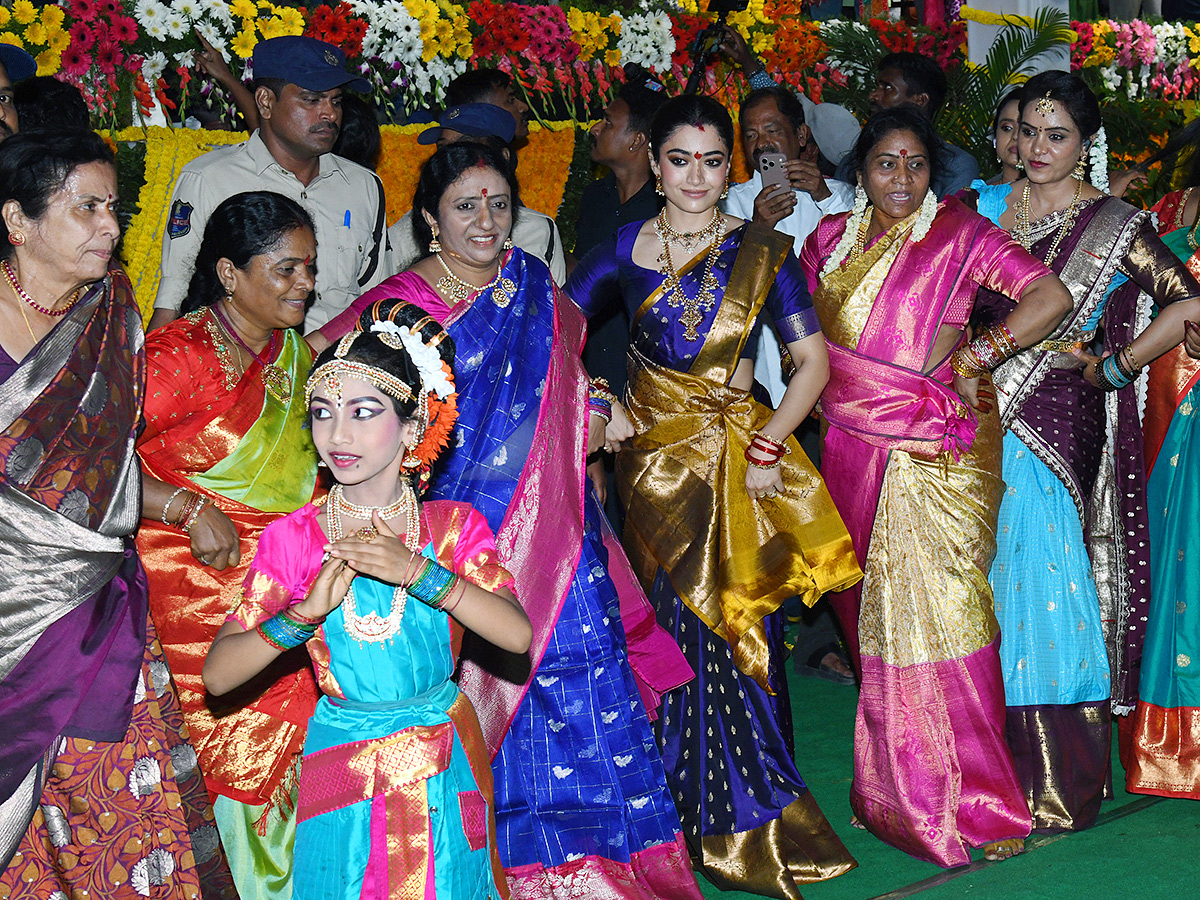 Vijay and Rashmika participated Bathukamma celebrations in Tank Bund12