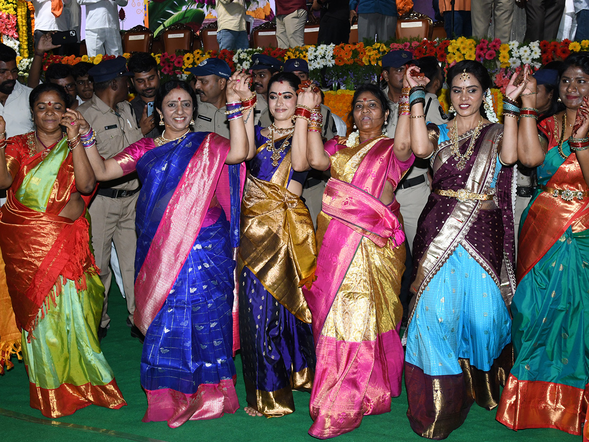 Vijay and Rashmika participated Bathukamma celebrations in Tank Bund13