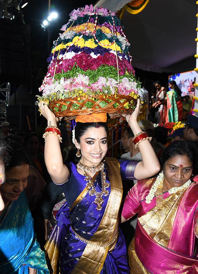 Vijay and Rashmika participated Bathukamma celebrations in Tank Bund15