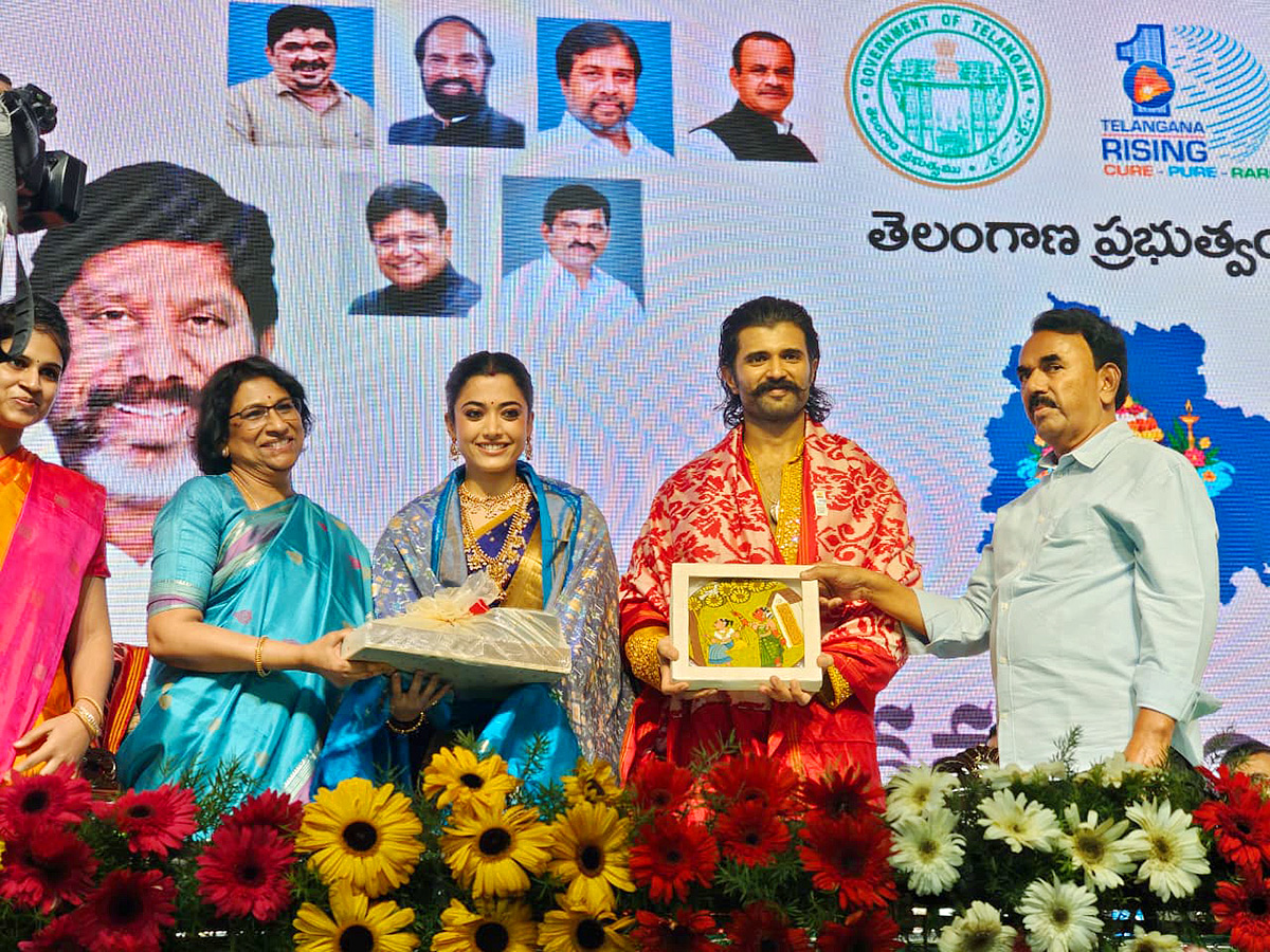 Vijay and Rashmika participated Bathukamma celebrations in Tank Bund16