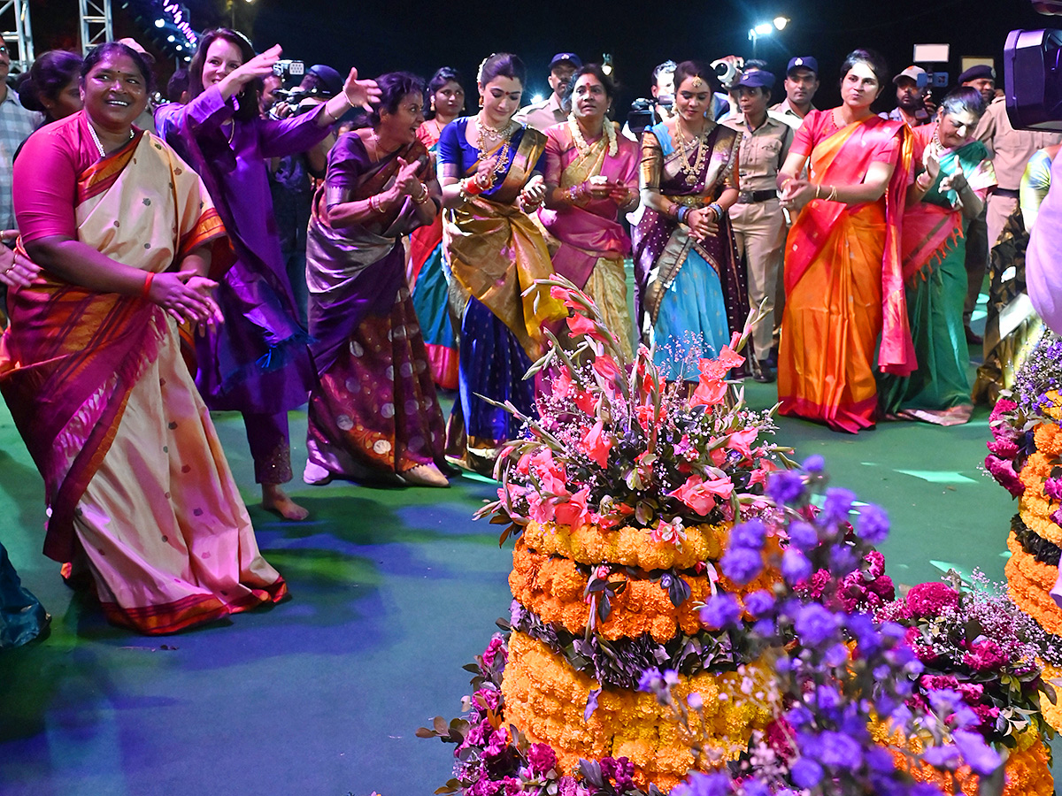 Vijay and Rashmika participated Bathukamma celebrations in Tank Bund17