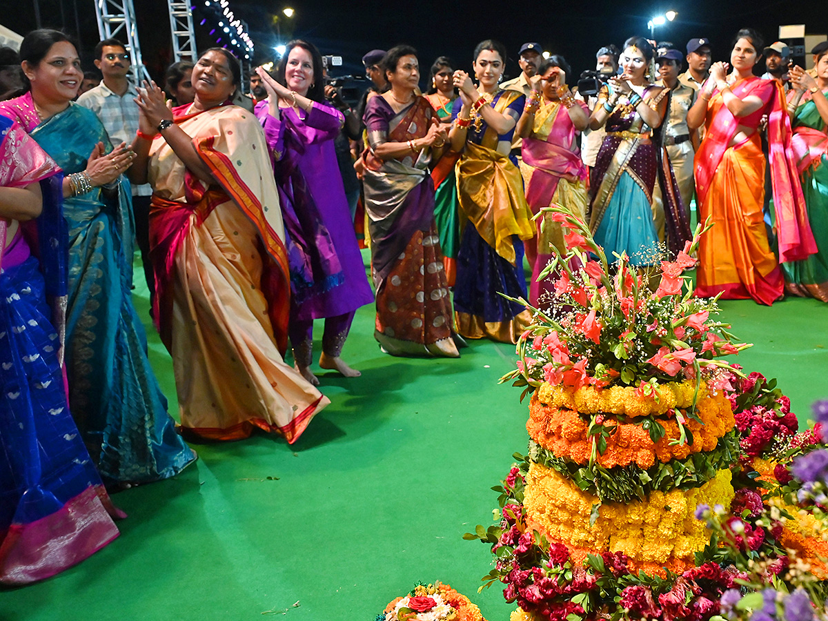 Vijay and Rashmika participated Bathukamma celebrations in Tank Bund18