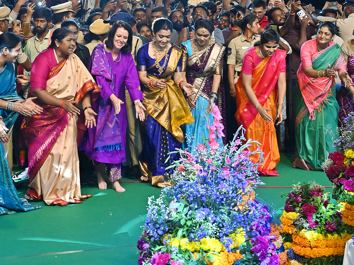 Vijay and Rashmika participated Bathukamma celebrations in Tank Bund19