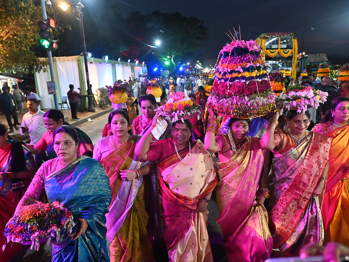 Vijay and Rashmika participated Bathukamma celebrations in Tank Bund20