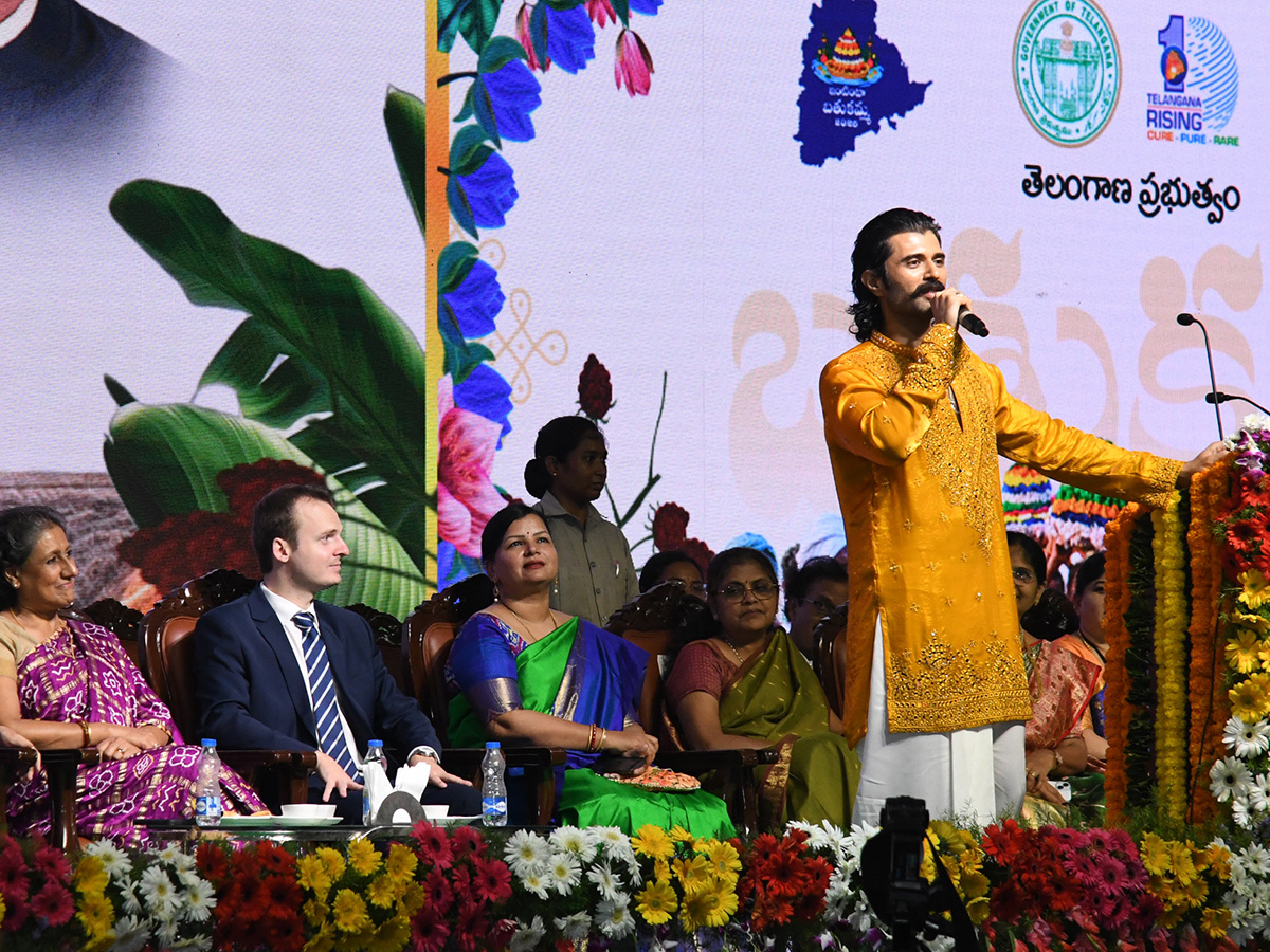 Vijay and Rashmika participated Bathukamma celebrations in Tank Bund23