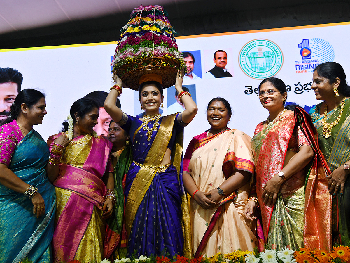 Vijay and Rashmika participated Bathukamma celebrations in Tank Bund25