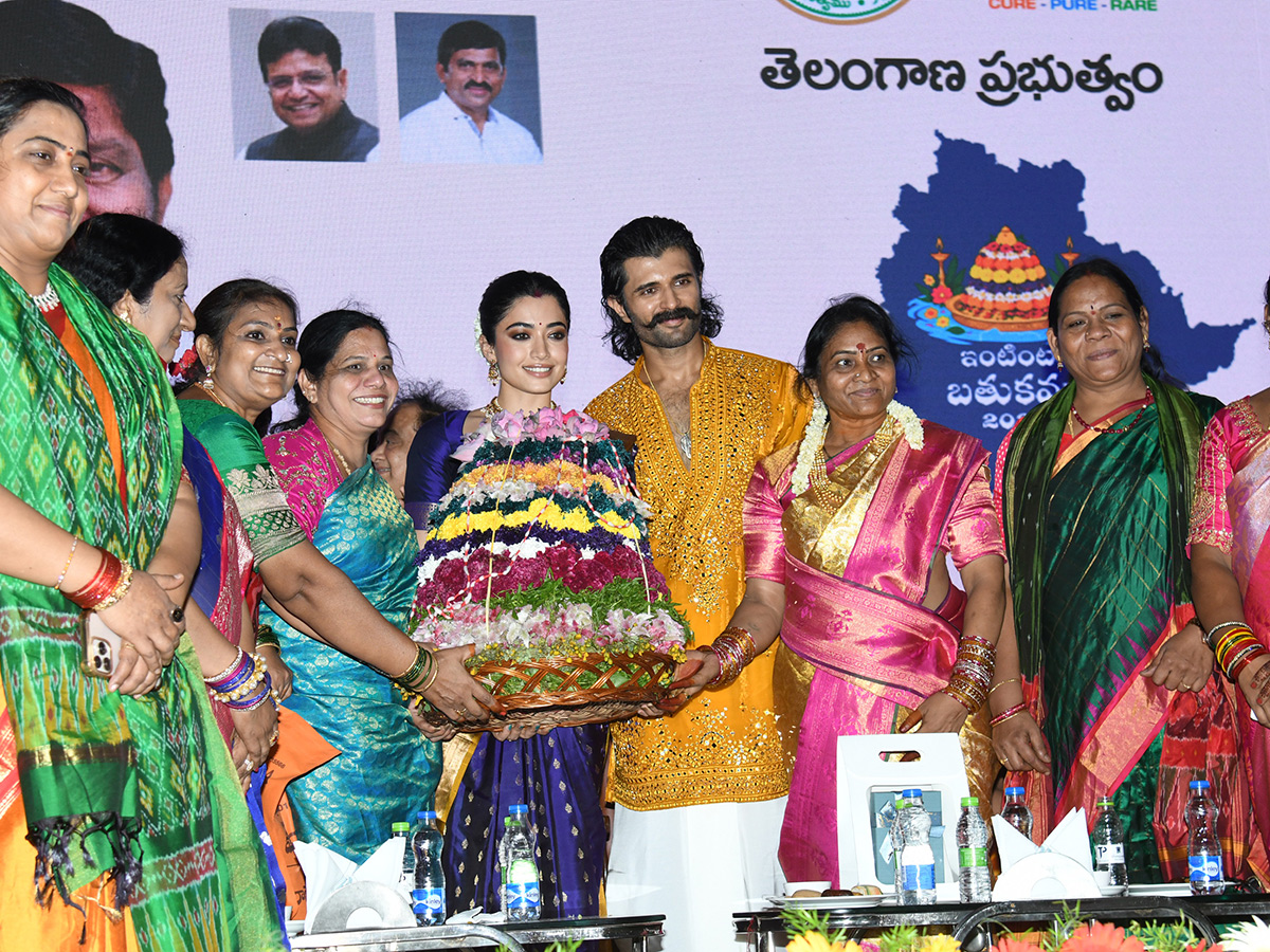 Vijay and Rashmika participated Bathukamma celebrations in Tank Bund3