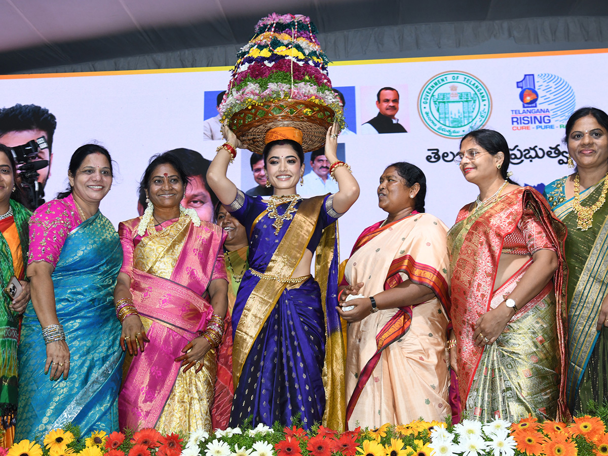 Vijay and Rashmika participated Bathukamma celebrations in Tank Bund4