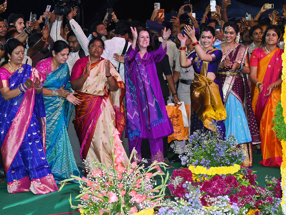 Vijay and Rashmika participated Bathukamma celebrations in Tank Bund5