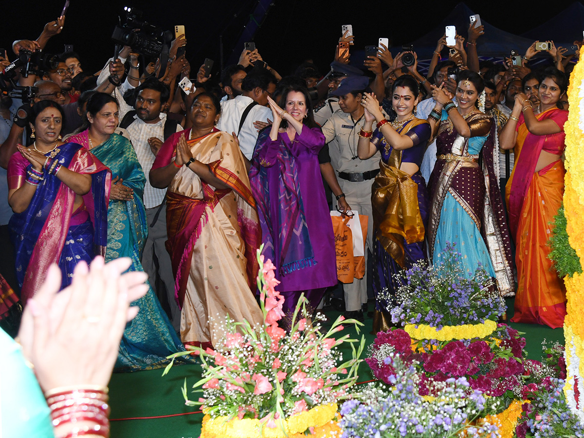 Vijay and Rashmika participated Bathukamma celebrations in Tank Bund6