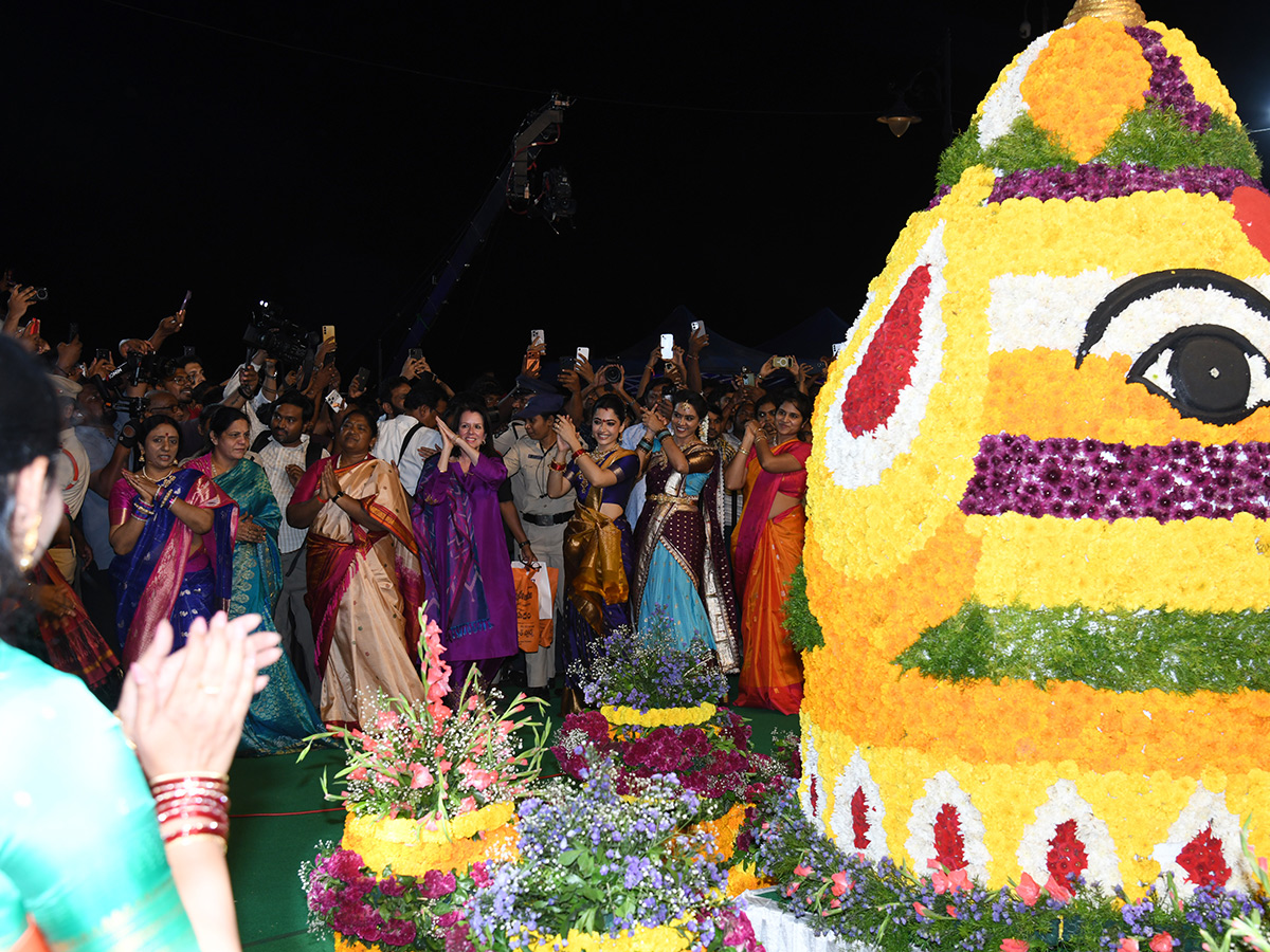 Vijay and Rashmika participated Bathukamma celebrations in Tank Bund7