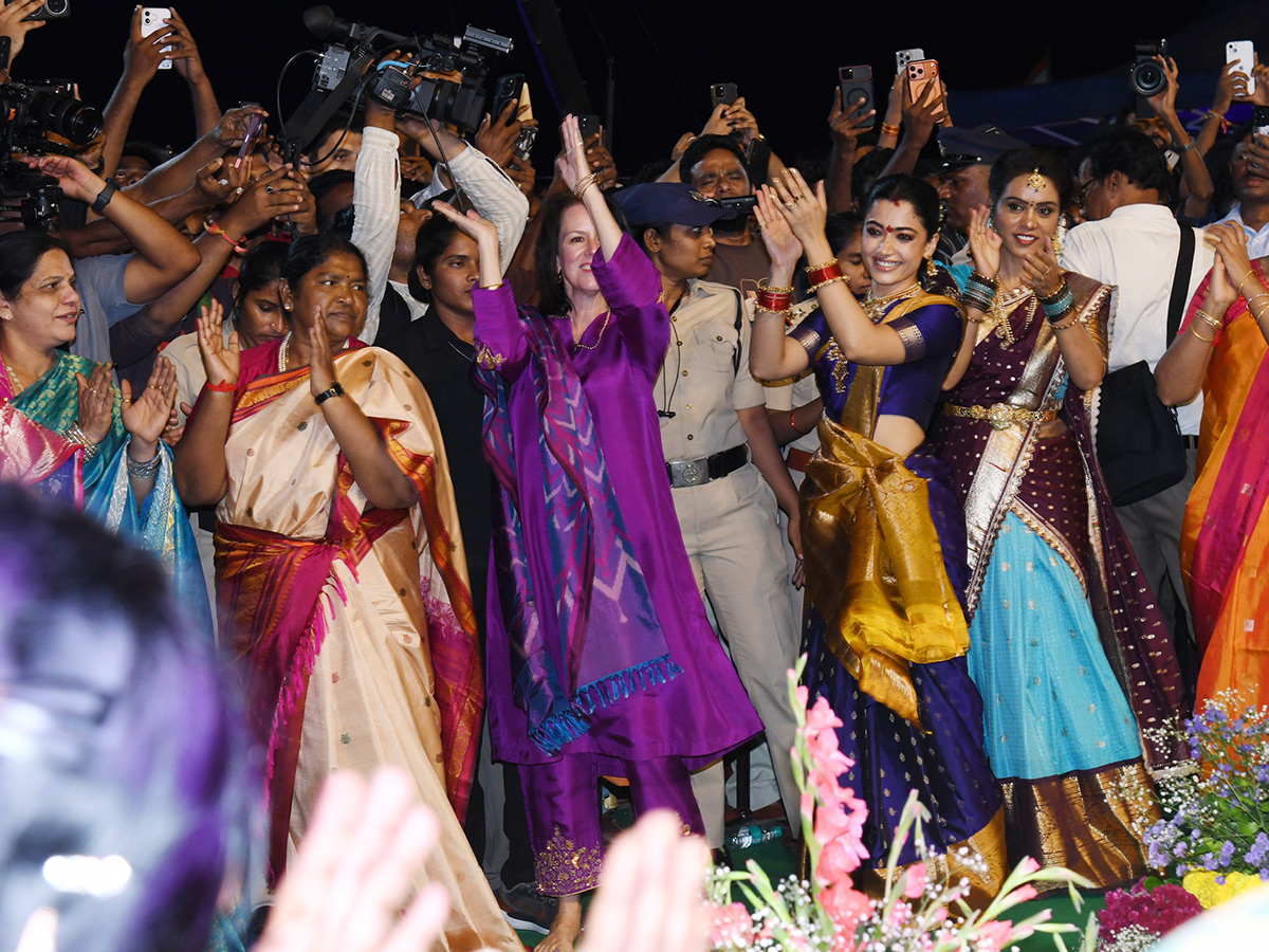 Vijay and Rashmika participated Bathukamma celebrations in Tank Bund8