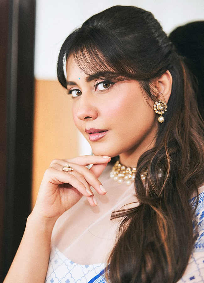 Raashii Khanna Gorgeous Looks5