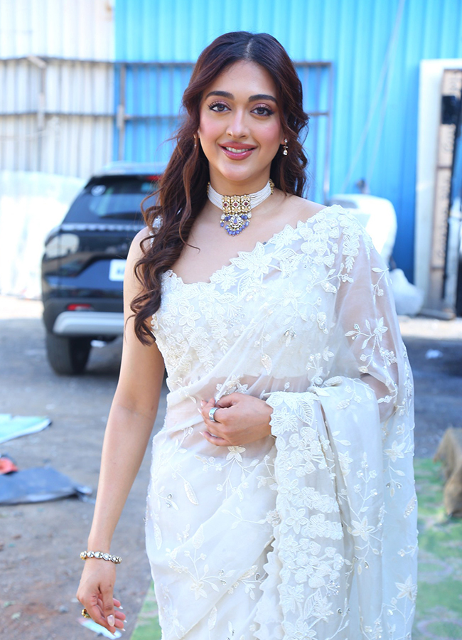 Actress Gayatri Bhardwaj Latest Photos Viral12