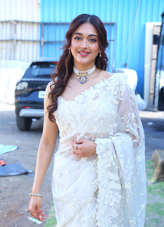 Actress Gayatri Bhardwaj Latest Photos Viral13