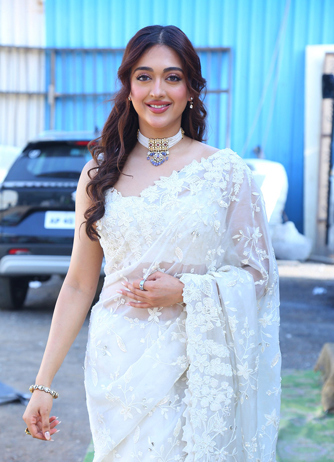 Actress Gayatri Bhardwaj Latest Photos Viral2