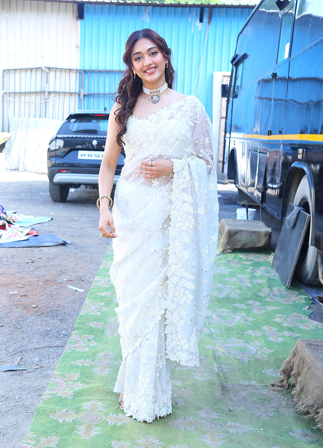 Actress Gayatri Bhardwaj Latest Photos Viral7