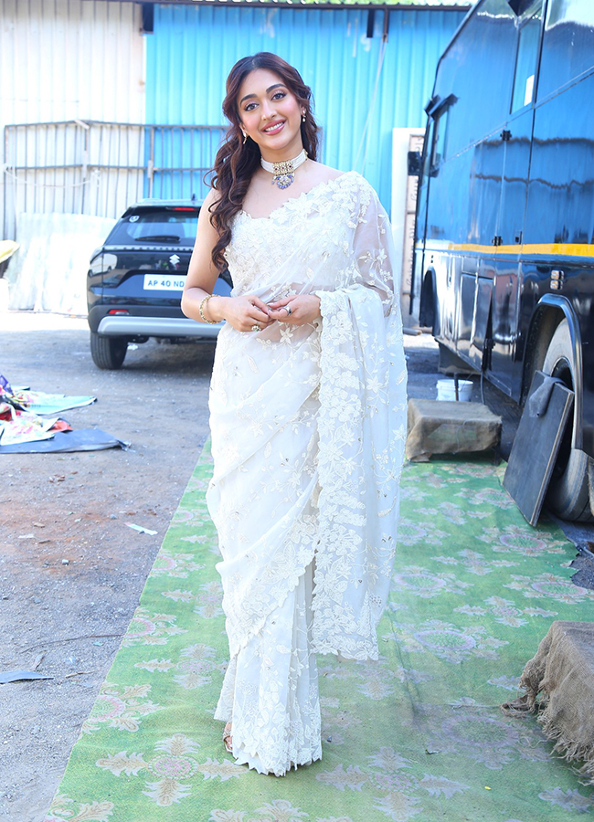 Actress Gayatri Bhardwaj Latest Photos Viral8