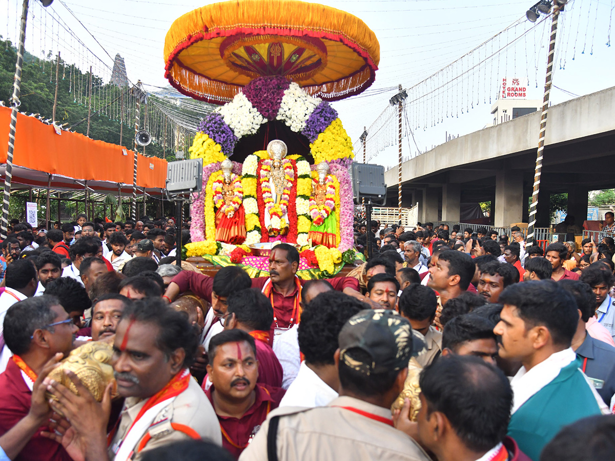 Heavy Devotees Rush : Bhavani Deeksha Viramanalu in Vijayawada2