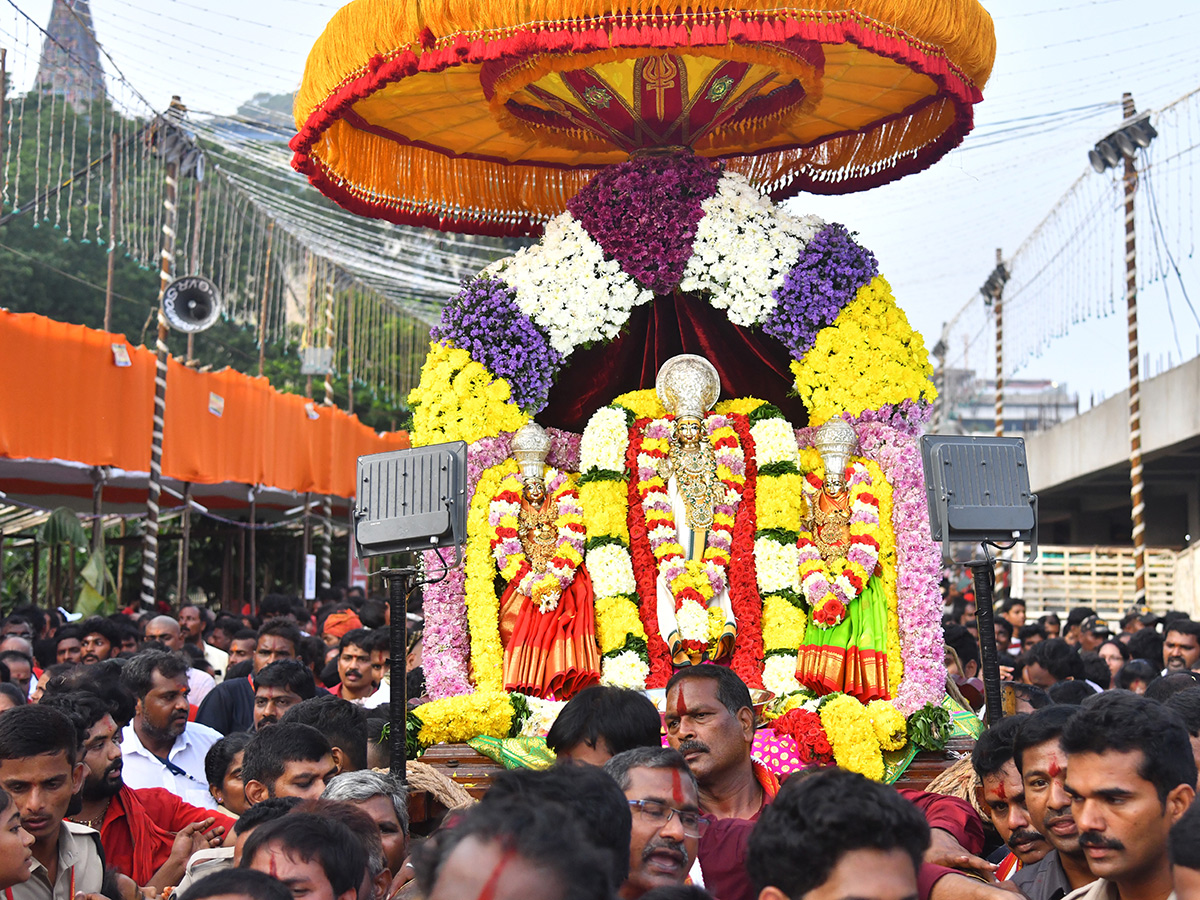 Heavy Devotees Rush : Bhavani Deeksha Viramanalu in Vijayawada3