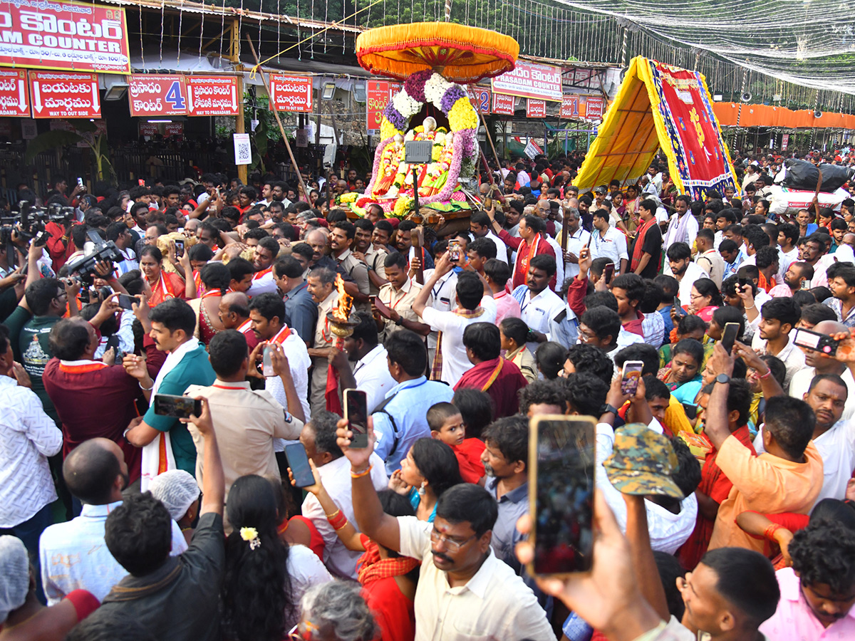 Heavy Devotees Rush : Bhavani Deeksha Viramanalu in Vijayawada5