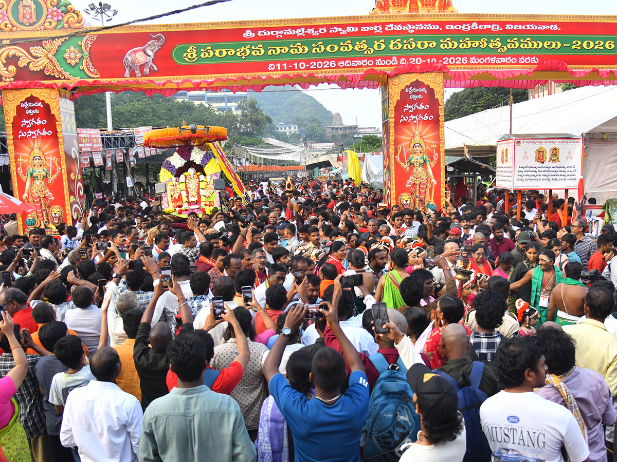 Heavy Devotees Rush : Bhavani Deeksha Viramanalu in Vijayawada8