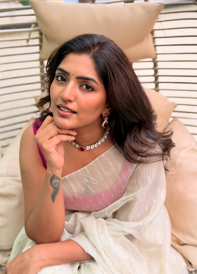 New Photos of Tollywood Beauty Eesha Rebba in White Saree10