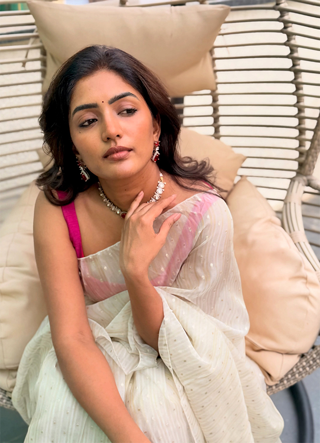 New Photos of Tollywood Beauty Eesha Rebba in White Saree12
