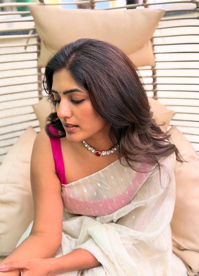 New Photos of Tollywood Beauty Eesha Rebba in White Saree14