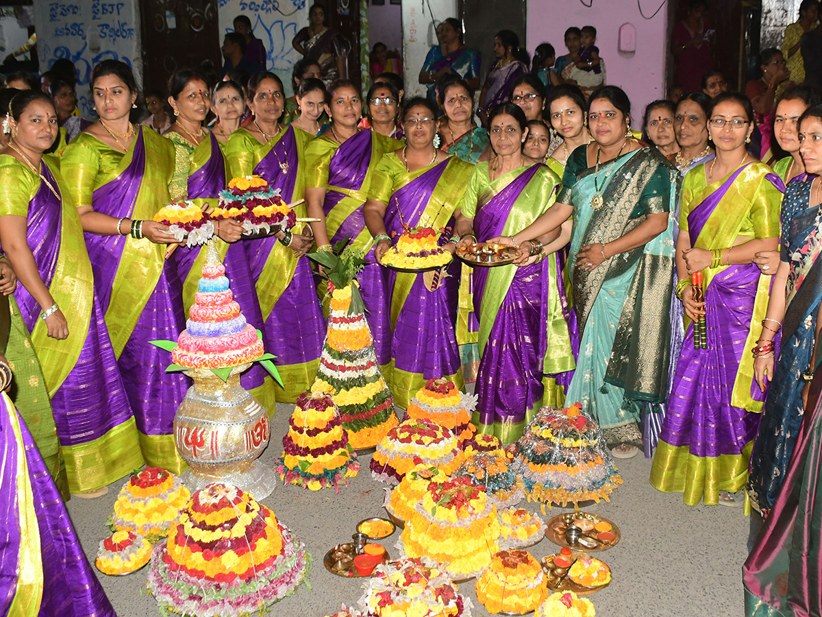 Saddula Bathukamma Celebrated Grandly in Karimnagar District12