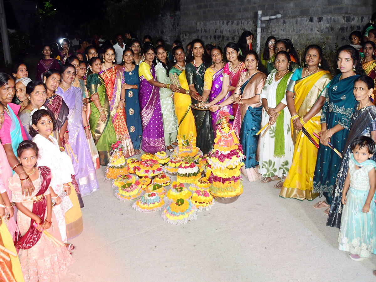 Saddula Bathukamma Celebrated Grandly in Karimnagar District13