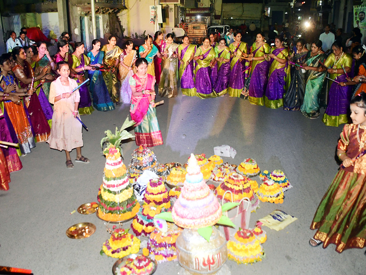 Saddula Bathukamma Celebrated Grandly in Karimnagar District16
