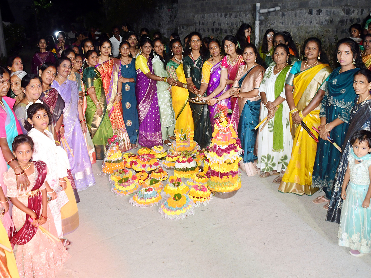 Saddula Bathukamma Celebrated Grandly in Karimnagar District3