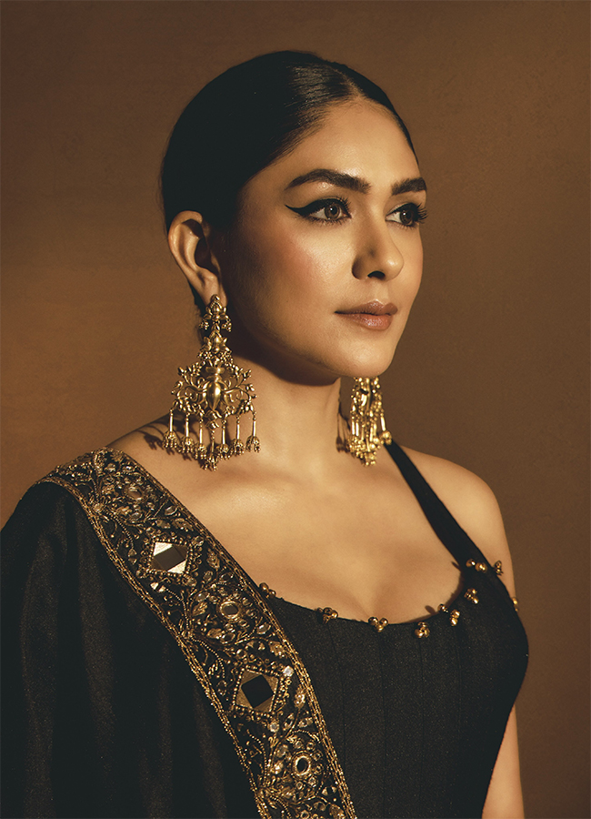 Actress Mrunal Thakur Diwali Parties in Mumbai4